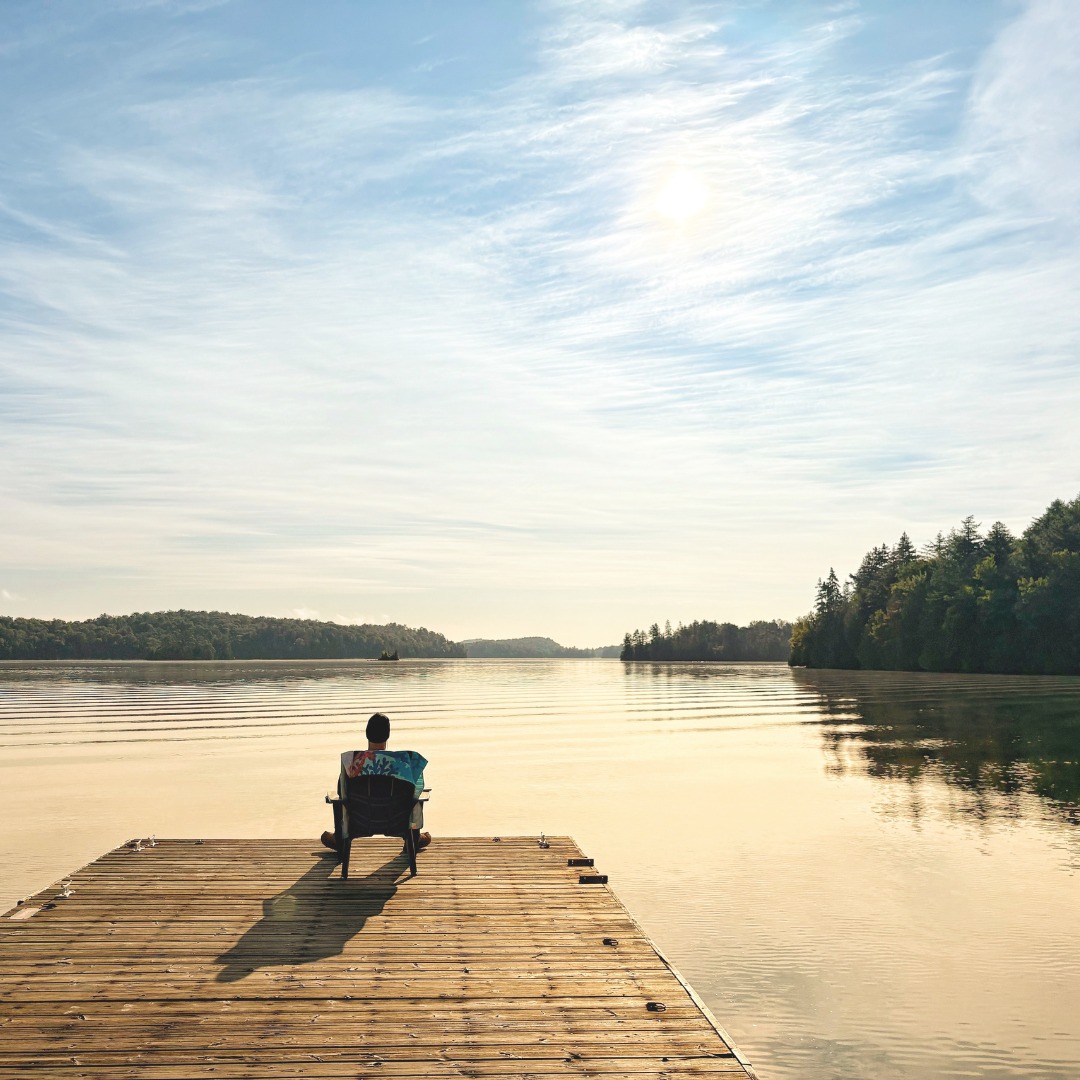 Détente sur le quai au bord du lac