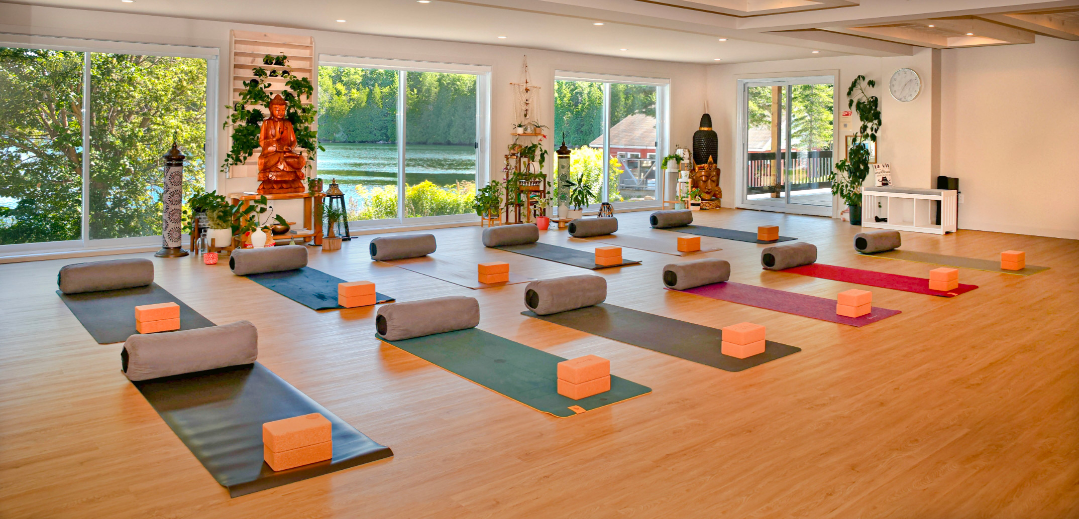 Superbe salle de yoga avec vue sur le lac